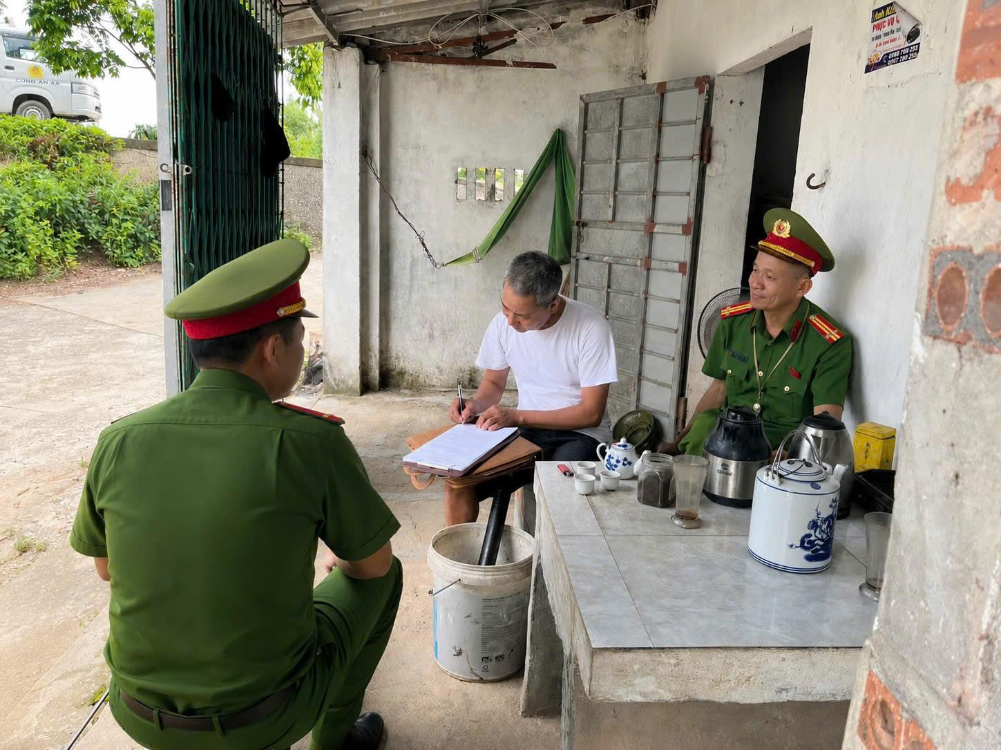 Công an xã Hà Nam tăng cường tuyên truyền bảo đảm an toàn giao thông đường thủy mùa mưa bão